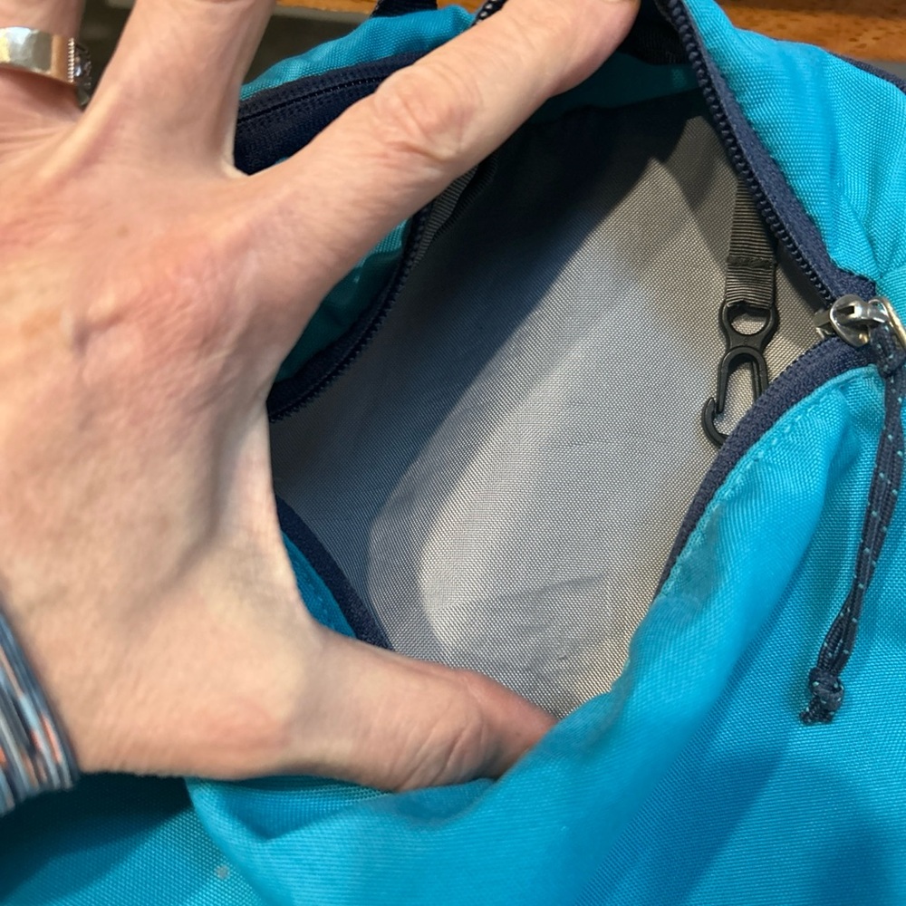 Patagonia Yerba 24L Backpack  Blue Teal Hiking Camping Unisex Padded Work School - Picture 12 of 12